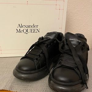 Black leather  low-top sneakers finished with shimmering glitter 36 1/2